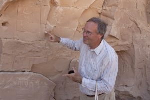 Roland Unger am Wasserbergs des Djedefre. Foto: Roland Unger Lizenz: CC-BY-SA-4.0