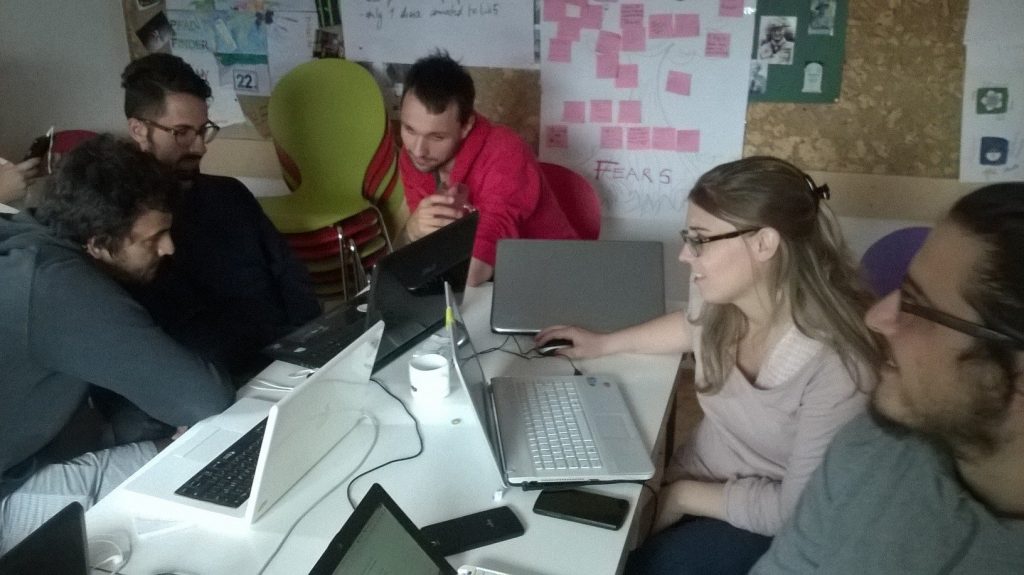 Thomas Schallhart (Mitte) beim Workcamp Wikipedia for Peace 2016, Foto: Kubos16, CC-BY-SA-4.0