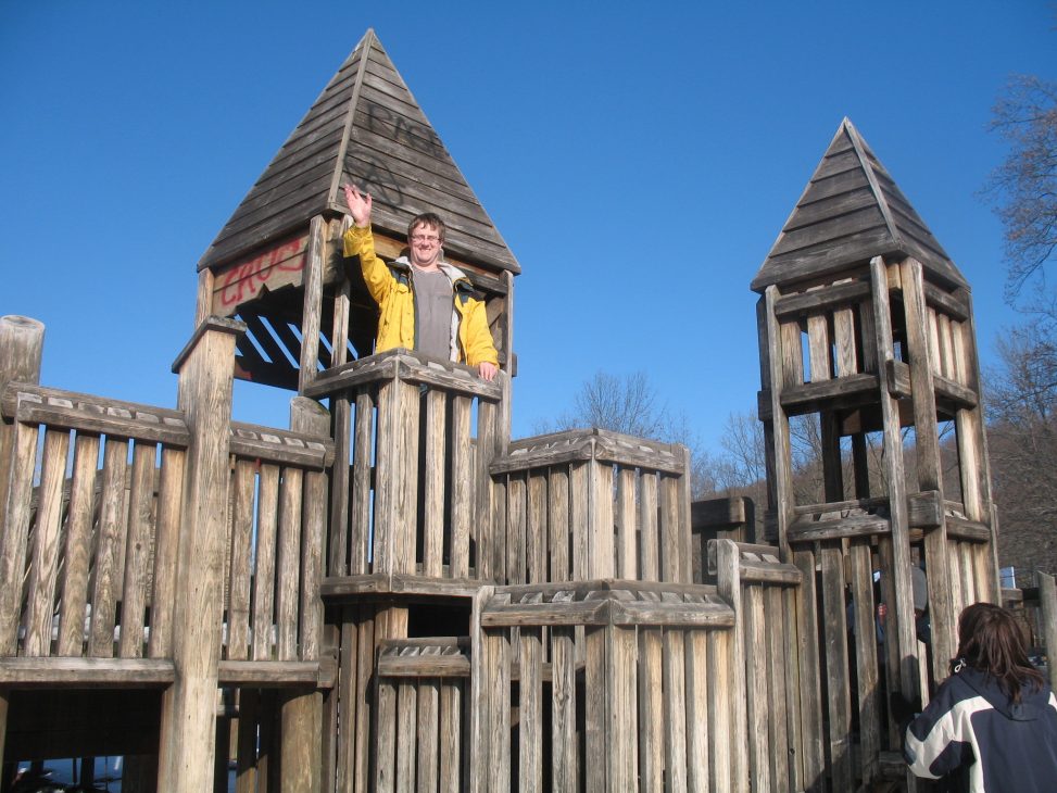 Jens Kubiziel auf einer Spielplatzholzburg. Foto: Heidi Kubieziel, CC-BY-SA-NC