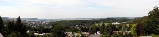 Panorama der Stadt Brilon vom Itzelstein aus. Foto: SteveK. Lizenz: CC-BY-SA-3.0