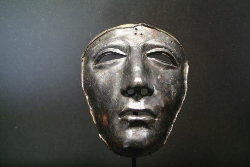 Eiserne Helmmaske eines römischen Reiters im Museum Kalkriese. Foto: Einsamer Schütze. Lizenz: CC-BY-SA-3.0
